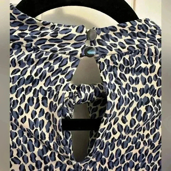 J. McLaughlin Keyhole Twist Neck Blue Cheetah Print Catalina Cloth Blouse - Picture 6 of 8